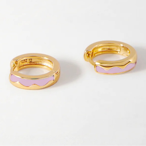 Edge of Ember gold-plated SINGLE lilac wave huggie earring - Picture 4 of 4